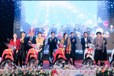 Dân mạng trầm trồ "công ty người ta" thưởng Tết cho công nhân bằng xe máy