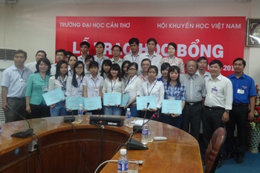 Trao học bổng Chung-Soo tới sinh viên nghèo, học giỏi ĐH Cần Thơ