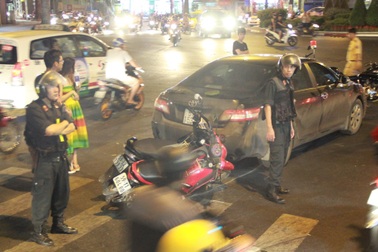 Xe Camry tông 4 xe máy trên đường phố Sài Gòn