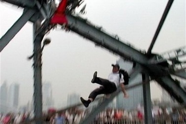 Vụ việc hy hữu: Đẩy người muốn tự tử xuống cầu