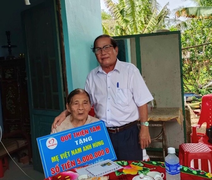 Ông Nguyễn Thành Thưởng - PGĐ Sở LĐ-TB&XH tỉnh Bến Tre tặng quà cho Bà mẹ Việt Nam anh hùng.