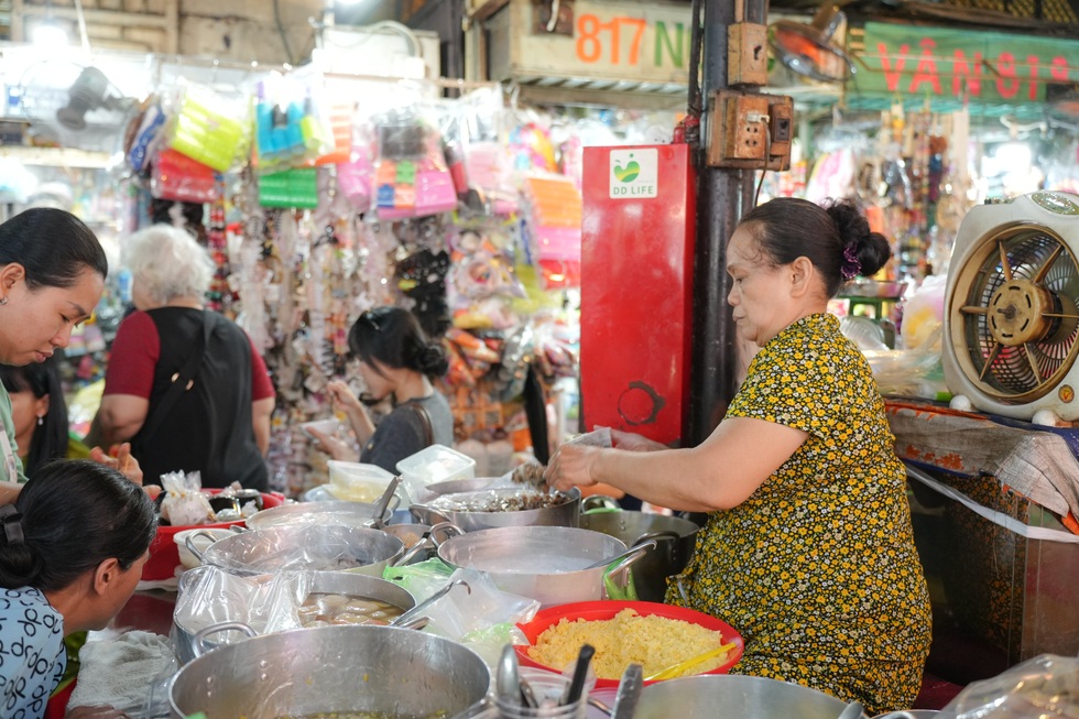 Khách Tây ra chợ đóng guốc, đi chùa cầu con linh thiêng nhất ở TPHCM - 7