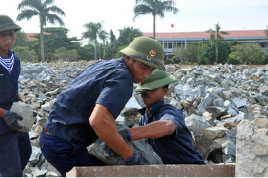 Những viên đá đầu tiên xuống tàu ra Trường Sa