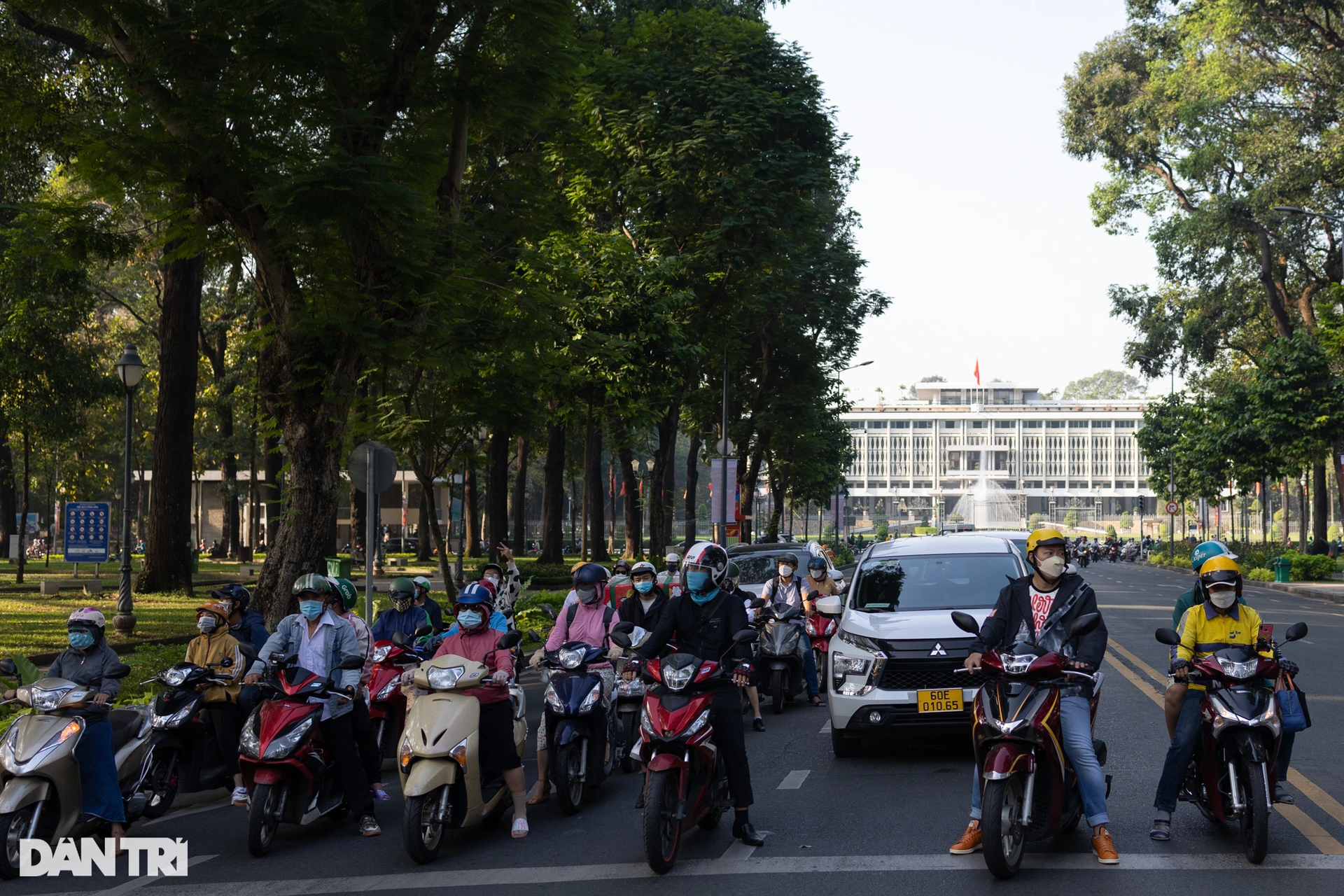 Thời tiết trở lạnh, người dân TPHCM ra đường với áo khoác để giữ ấm - 6 Thời tiết trở lạnh, người dân TPHCM ra đường với áo khoác để giữ ấm - 6