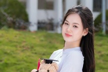 Vẻ đẹp "thanh xuân vườn trường" của nữ thủ khoa khối A00
