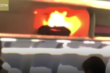 Pin dự phòng phát nổ trên máy bay khiến nhiều người kinh hãi