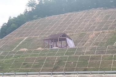 Kỳ lạ ngôi nhà “mọc” trên mái kè siêu dự án thủy lợi Ngàn Trươi