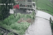 Cố vượt trên đường trơn, xe khách đổ kềnh xuống ruộng