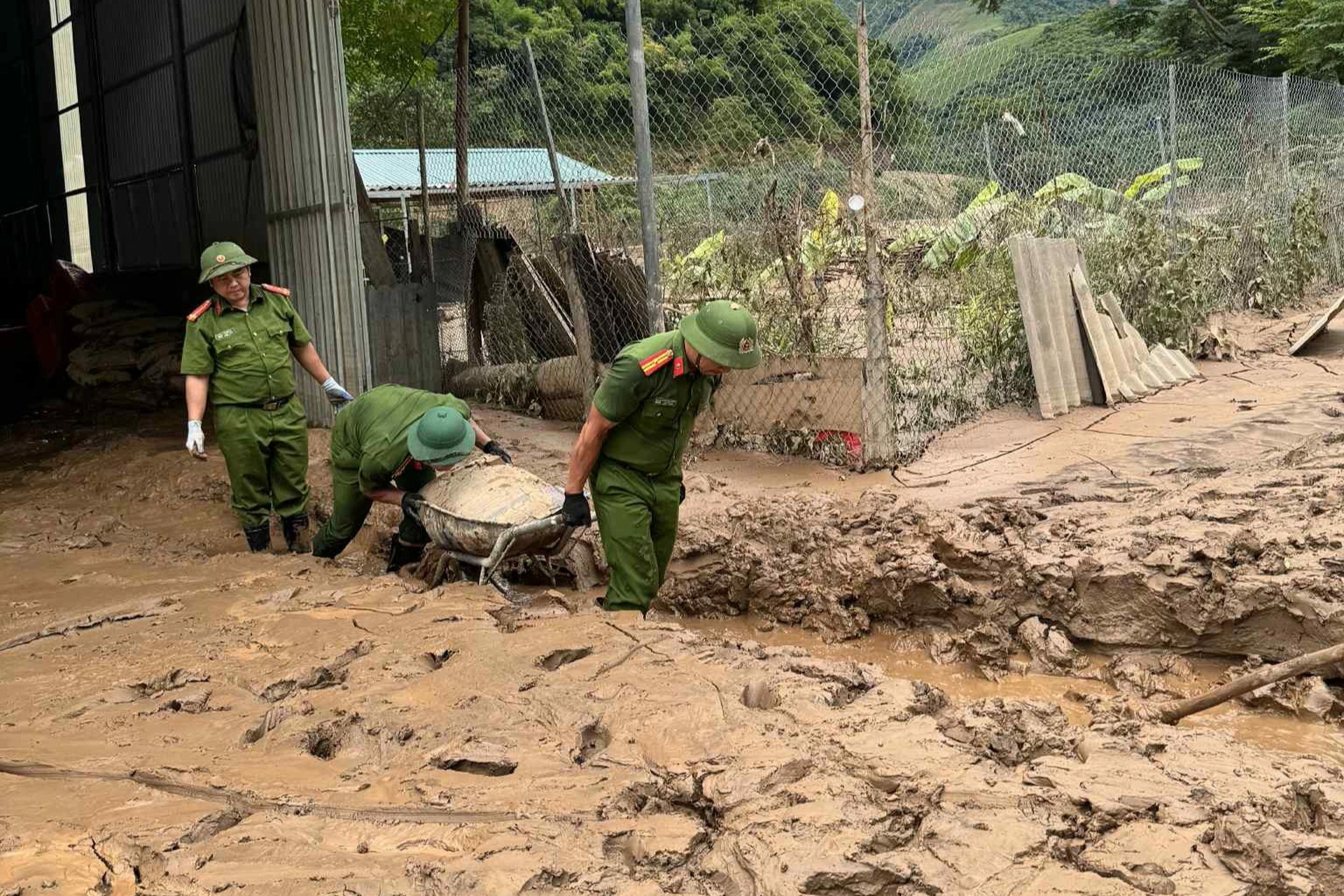 Quân đội và công an sát cánh cùng nhân dân trong cơn lũ lịch sử - 13 Quân đội và công an sát cánh cùng nhân dân trong cơn lũ lịch sử - 13