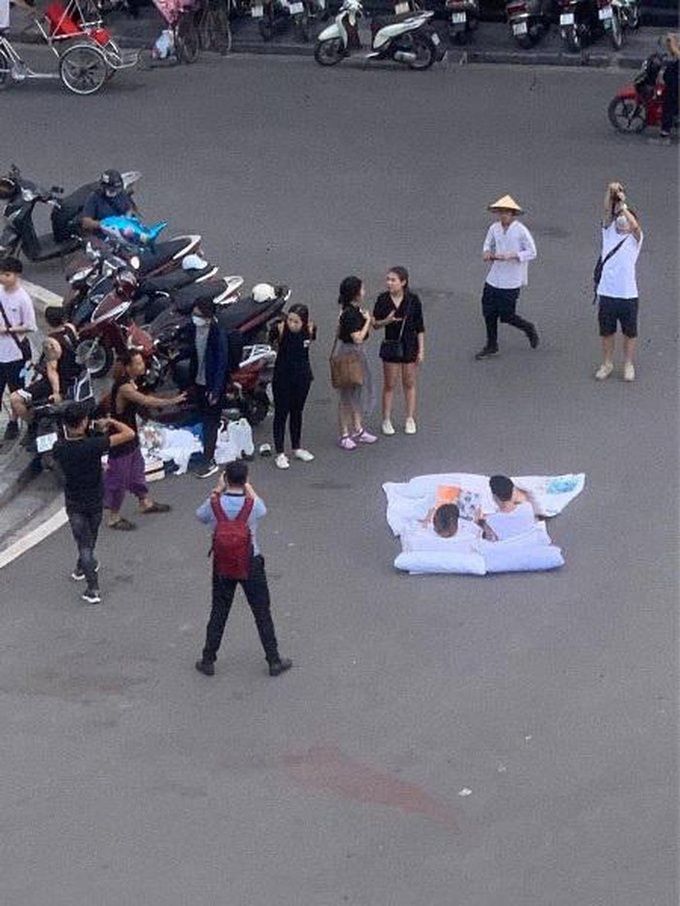Đưa "chuyện giường chiếu" ra… giữa phố phường - Ảnh 1. Đưa "chuyện giường chiếu" ra… giữa phố phường - Ảnh 1.