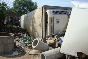 "Hung thần" xe khách đâm chết người, sập nhà