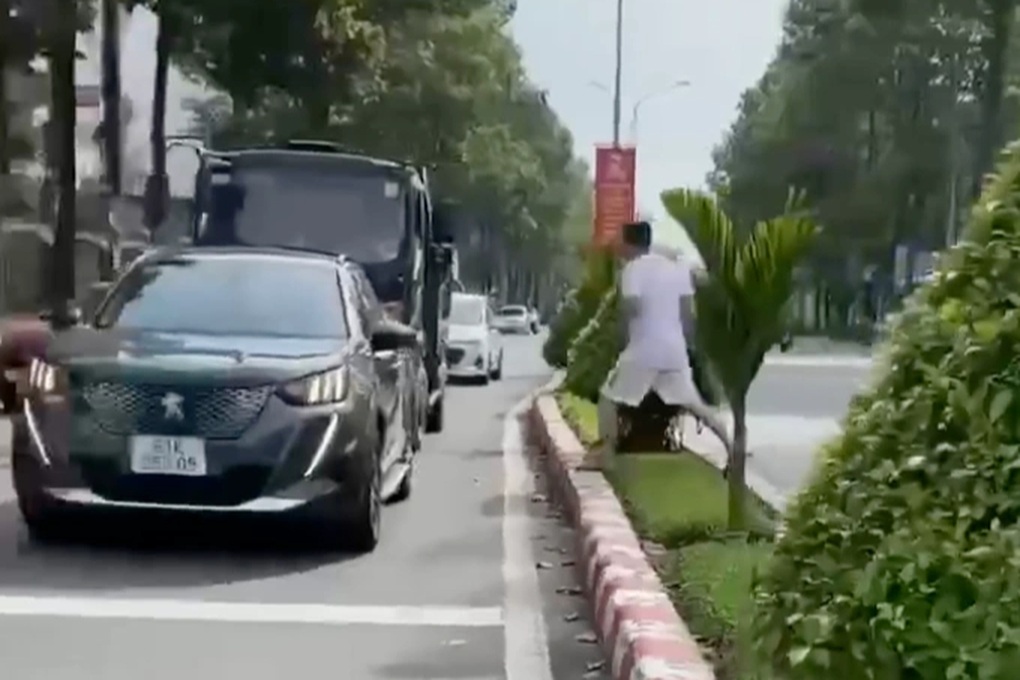 Dừng ô tô giữa đường để mua đồ, tài xế ở Bình Dương bị phạt 2,5 triệu đồng - 1 Dừng ô tô giữa đường để mua đồ, tài xế ở Bình Dương bị phạt 2,5 triệu đồng - 1