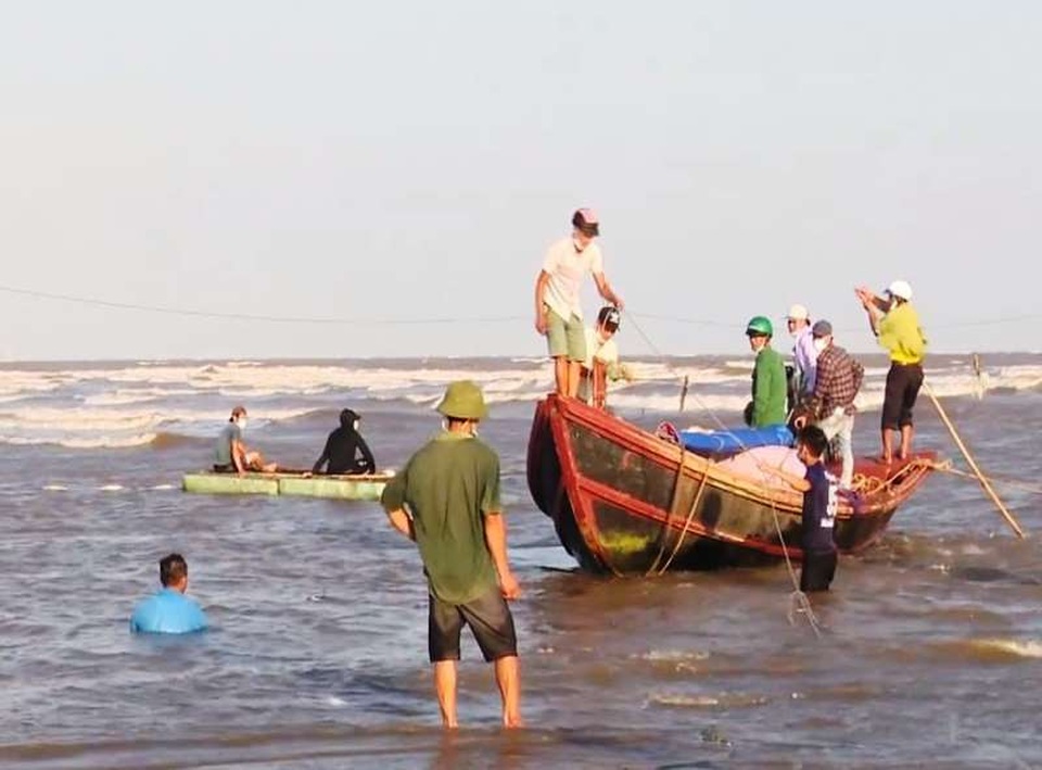 Tìm thấy 2 thi thể trong vụ 3 nữ sinh lớp 7 bị sóng biển cuốn trôi mất tích - 1 Tìm thấy 2 thi thể trong vụ 3 nữ sinh lớp 7 bị sóng biển cuốn trôi mất tích - 1