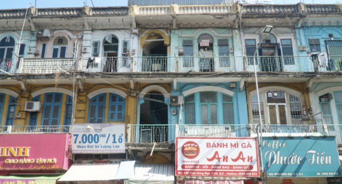 20 hộ dân ở chung cư cũ số 440 đường Trần Hưng Đạo (quận 5, TP.HCM) đã nhận tiền hỗ trợ và di chuyển sang nơi ở mới.