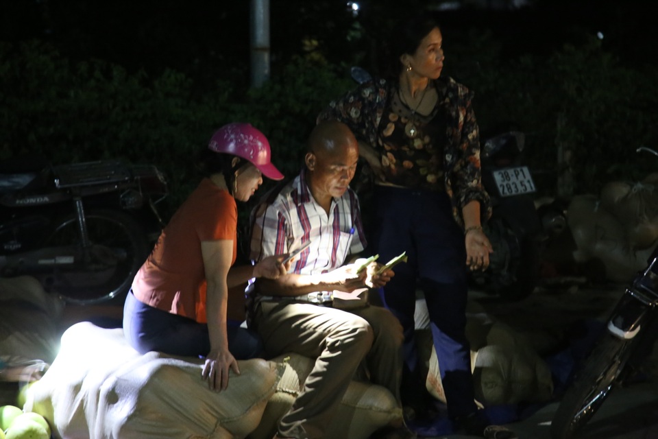 Soi đèn đi chợ bưởi lúc đêm khuya - 12 Soi đèn đi chợ bưởi lúc đêm khuya - 12