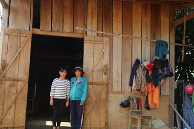 Xót xa mẹ bầu vượt mặt vẫn phải đi phụ hồ nuôi con động kinh