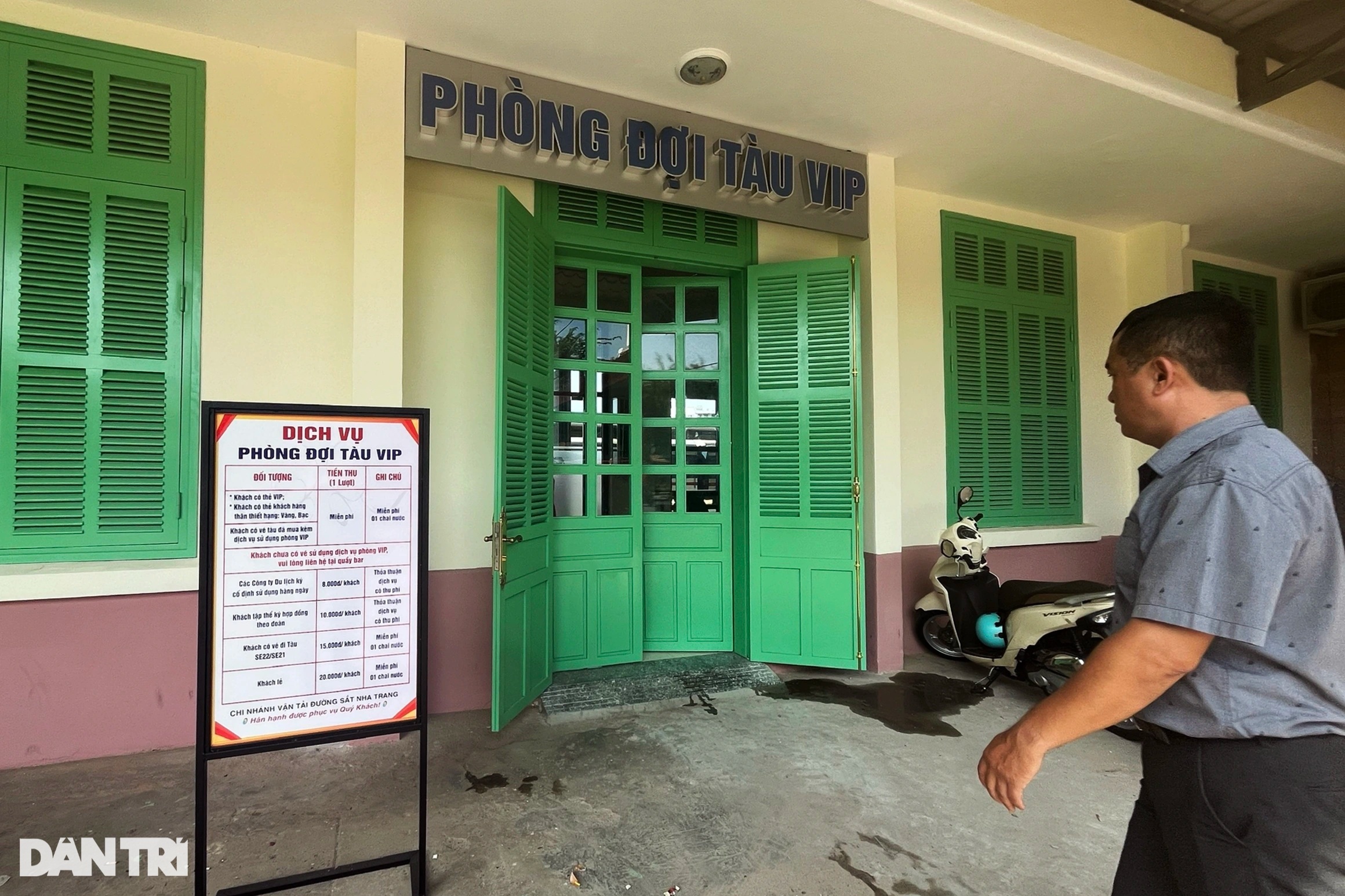 Stesen kereta api bercakap tentang kereta api lewat, dijemput ke bilik VIP dan dikenakan bayaran 20,000 VND - 1 Nhà ga lên tiếng vụ tàu trễ, được mời vào phòng VIP và bị thu 20.000 đồng - 1