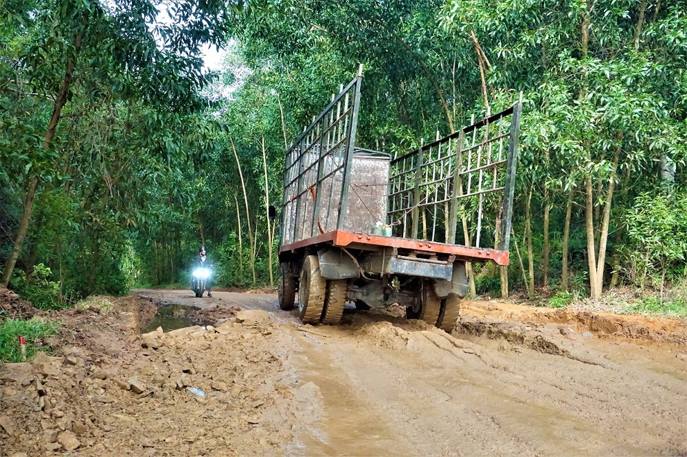 Người dân đánh võng trên con đường nát như tương - 7 Người dân đánh võng trên con đường nát như tương - 7