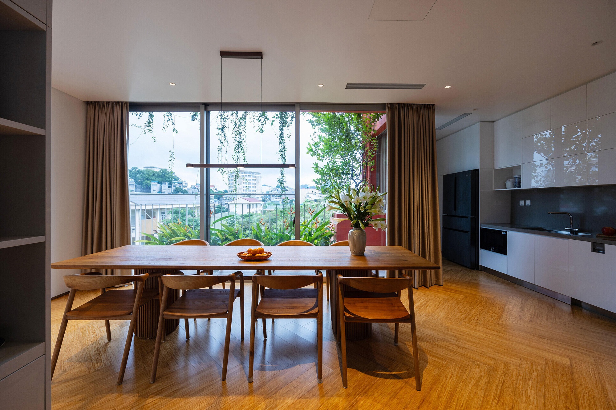 View - Nhà phố ở Quảng Ninh mát lịm ngày hè nhờ hệ ban công, bồn cây so le | Báo Dân trí