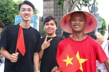 Chàng trai khuyết tật xuyên Việt trên chiếc xe ba bánh để xem lễ diễu binh