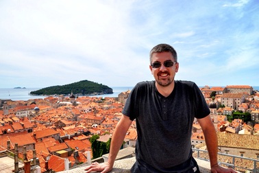 Chính trị gia từ bỏ cuộc sống "đế vương" chu du thế giới