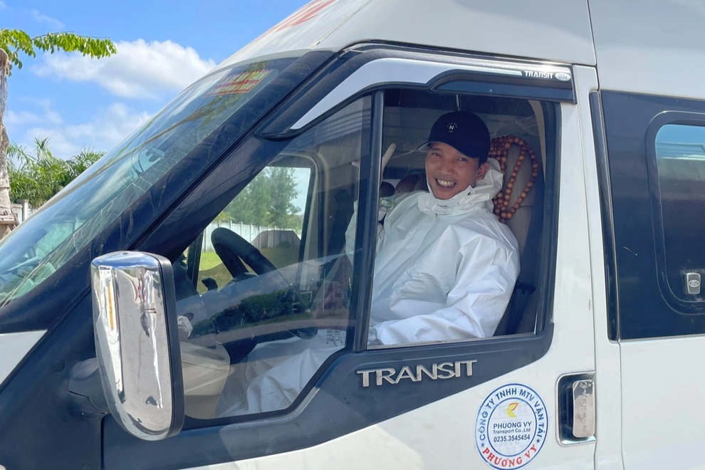 Thầy giáo chở hàng trăm học trò miền núi về thành phố điều trị Covid-19 - 1