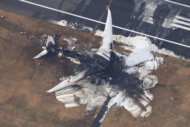 Hé lộ cuộc trao đổi với mặt đất của máy bay Nhật Bản trước khi bị cháy