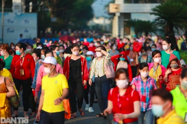 Lao động mất việc, thu nhập giảm ngóng "cứu trợ" từ quê nhà