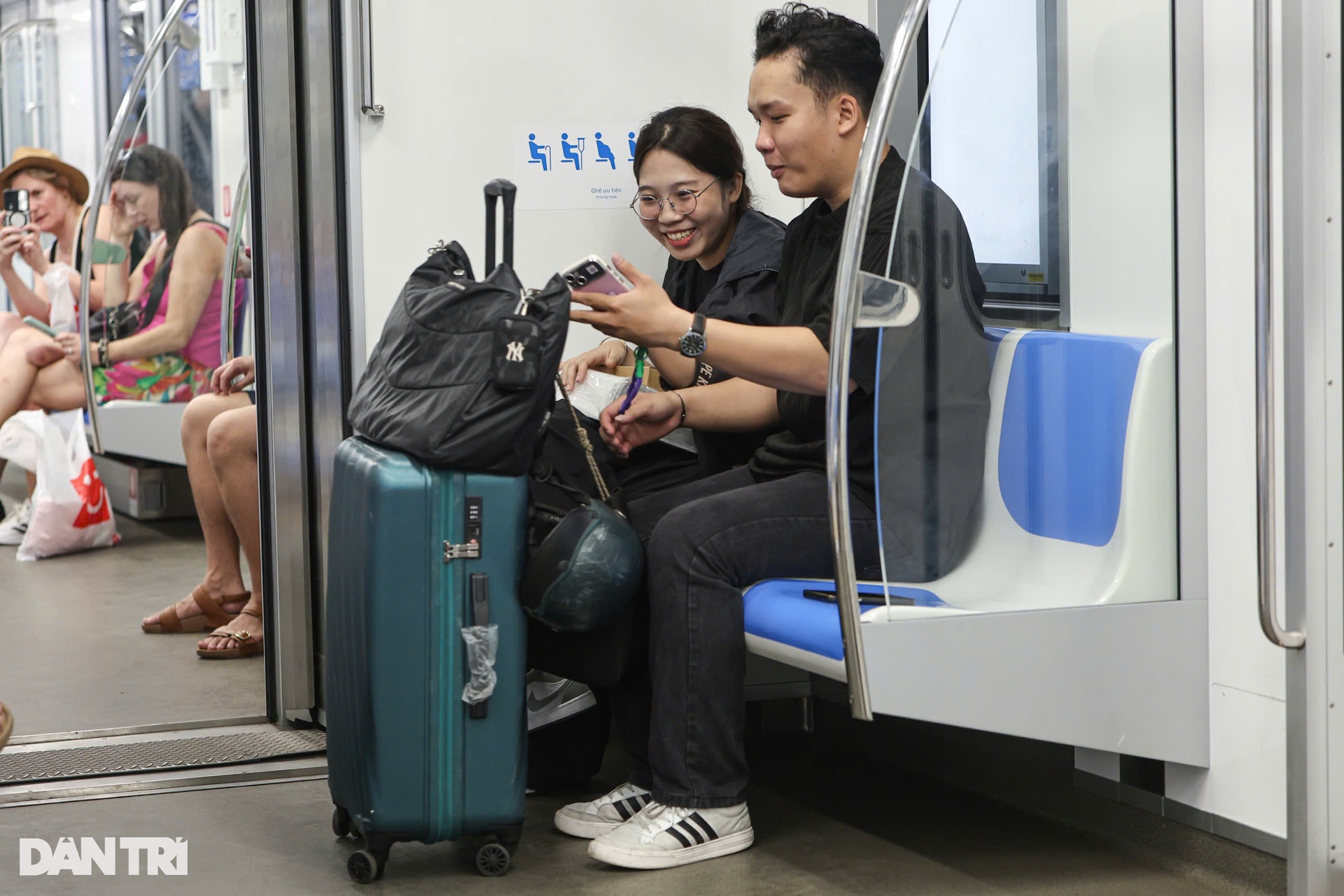 Người dân phấn khởi xách vali lên tàu Metro số 1 để ra bến xe về quê ăn Tết - 5 Người dân phấn khởi xách vali lên tàu Metro số 1 để ra bến xe về quê ăn Tết - 5