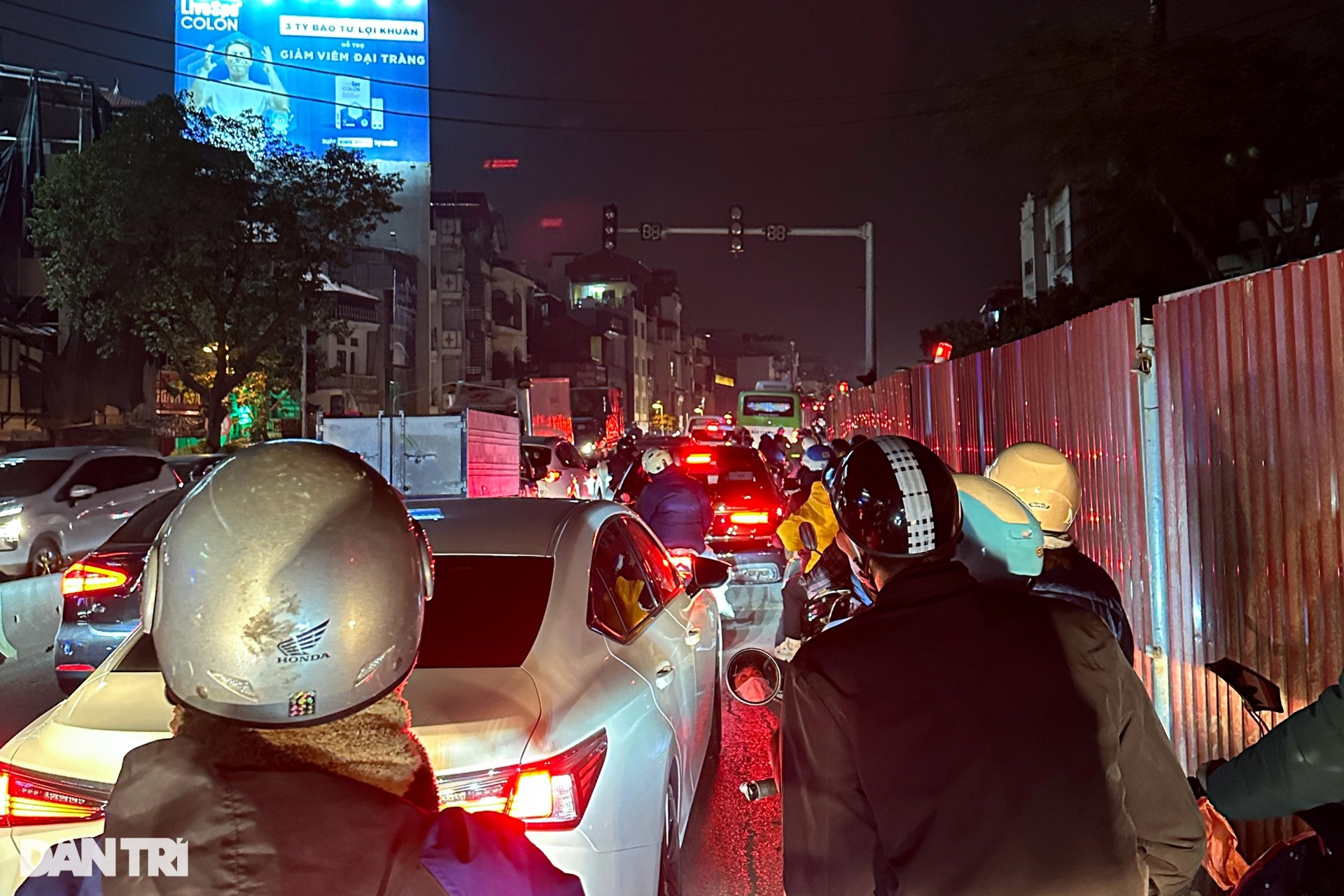 Đông nghịt người chen chân giữa đêm mua bán tại chợ hoa lớn nhất Hà Nội - 2 Đông nghịt người chen chân giữa đêm mua bán tại chợ hoa lớn nhất Hà Nội - 2
