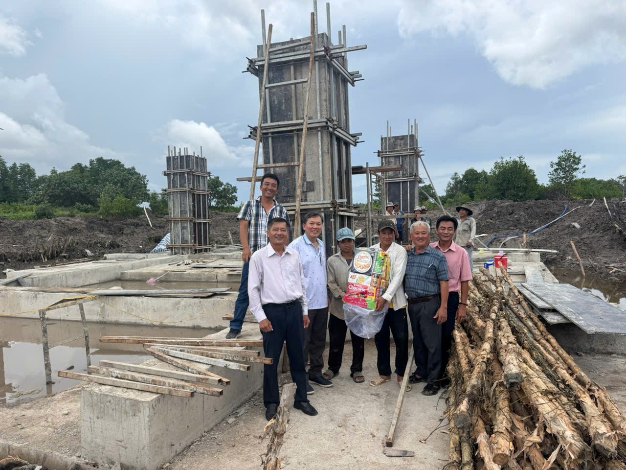 Ngành điện miền Nam xuyên lễ trên những công trình lưới điện - 8
