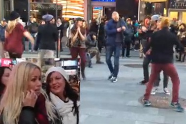 Bất ngờ cầu hôn bằng màn nhảy flash mob