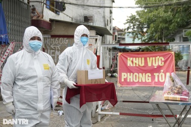 Các chiến sĩ bộ đội trao tro cốt người mất vì Covid-19 về gia đình