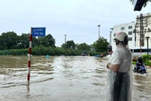 Nhà thành "ốc đảo", người Hà Nội chật vật đi làm, đêm ngủ lại công ty