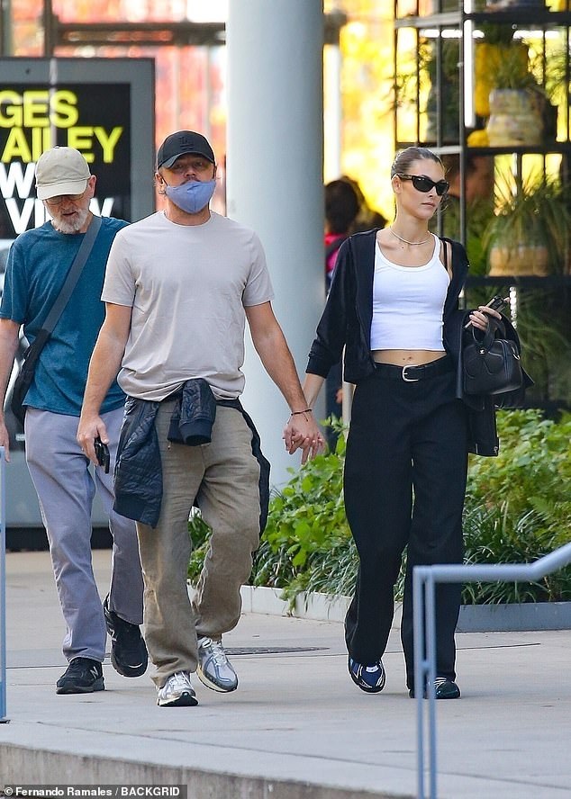 Vợ chồng tỷ phú Jeff Bezos và Leonardo Dicaprio du ngoạn trên đảo đắt đỏ - 13