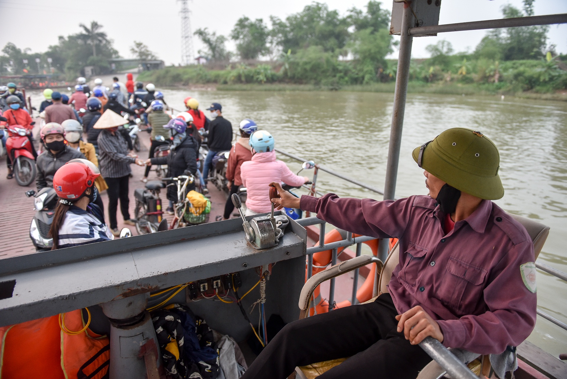 Hải Dương: Dẹp yên bến phà này, lại ùn ùn chen chúc tại bến khác - 9