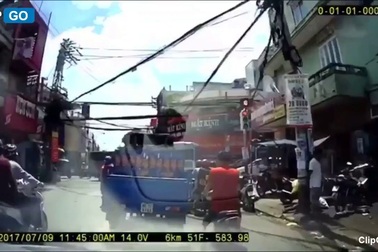 Thanh niên ngang nhiên trộm thùng bia khi xe dừng chờ đèn đỏ