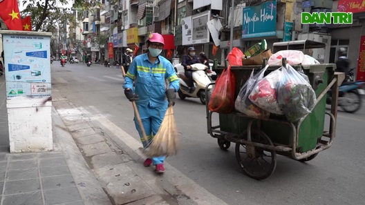 Tâm sự xúc động của chị lao công có 2 con gái theo chân đi làm mùng 1 Tết