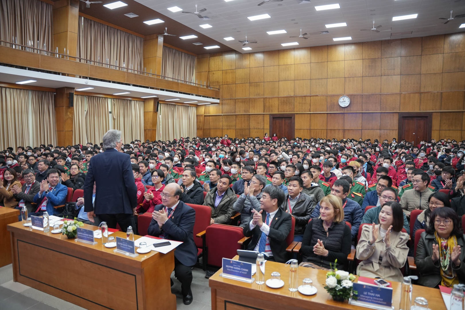 Hàng ngàn sinh viên Việt Nam gặp gỡ, đối thoại với chủ nhân giải Nobel