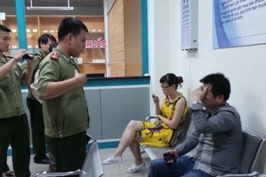 Phòng khám bị "đột kích", 10 "bác sĩ" Trung Quốc tháo chạy