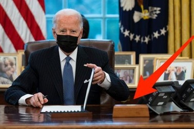 Nút bấm bí ẩn xuất hiện trên bàn làm việc của ông Biden