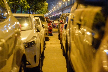 Hà Nội: Ô tô đỗ 2-3 hàng dưới lòng đường