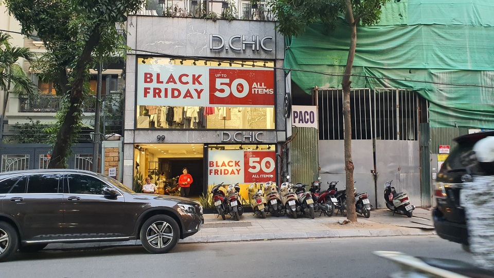 Đập lợn của con, vay tiền đi mua sắm Black Friday vì lương chưa về - 1 Đập lợn của con, vay tiền đi mua sắm Black Friday vì lương chưa về - 1