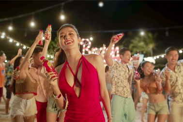 Bỏng mắt với ngoại hình tươi tắn của Á hậu Huyền My tại bãi biển