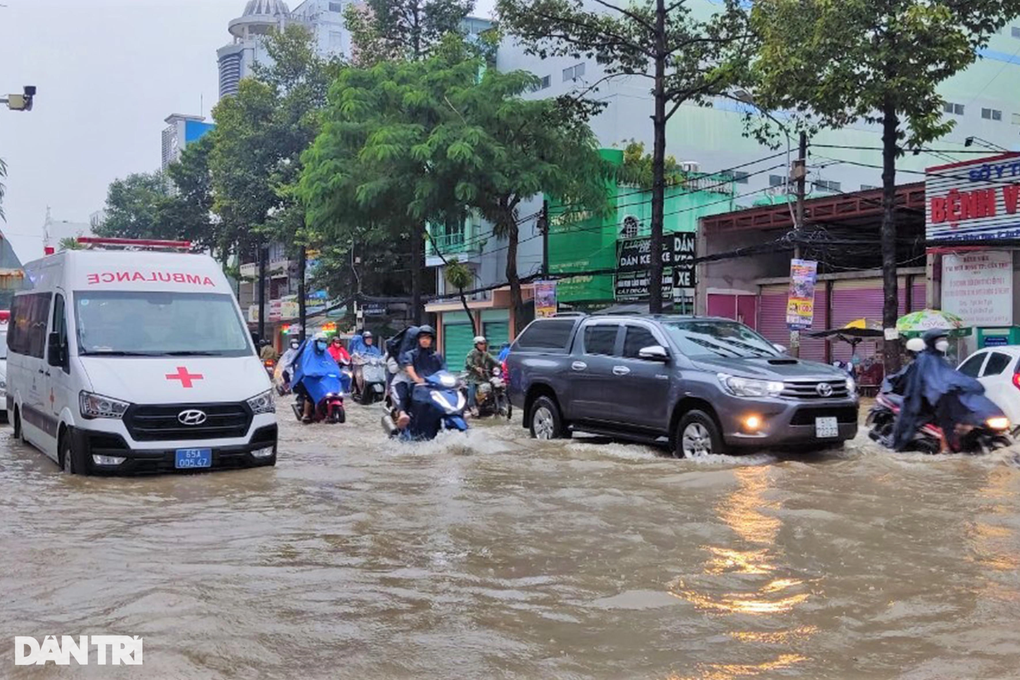 Nhiều tuyến đường bị ngập vì triều cường dâng cao sớm kèm mưa lớn - 1 Nhiều tuyến đường bị ngập vì triều cường dâng cao sớm kèm mưa lớn - 1