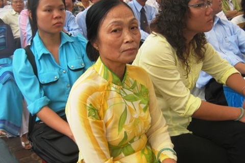 “Già rồi đi học không thấy kỳ sao?”