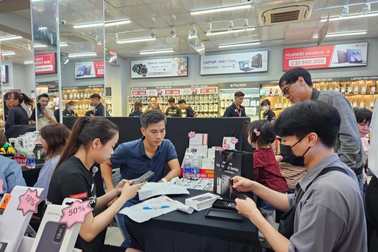 Galaxy S23 lên kệ, phả "hơi nóng" vào cuộc đua smartphone cao cấp