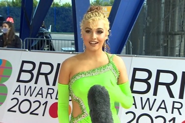 Mabel nổi bật trên thảm đỏ