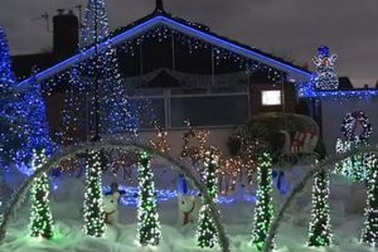 Biến căn nhà thành “vương quốc ánh sáng” với 40.000 bóng đèn