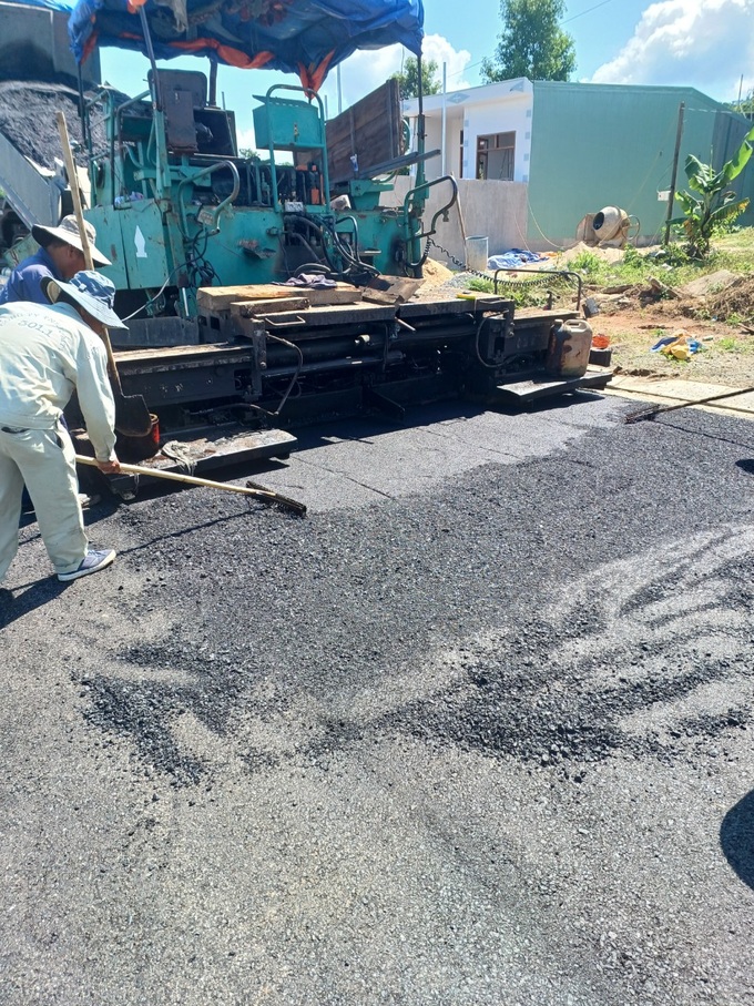 Nhờ sự ủng hộ của người dân trong việc hiến đất làm đường mà chương trình xây dựng nông thôn mới ở huyện Đắk Tô đạt hiệu quả cao